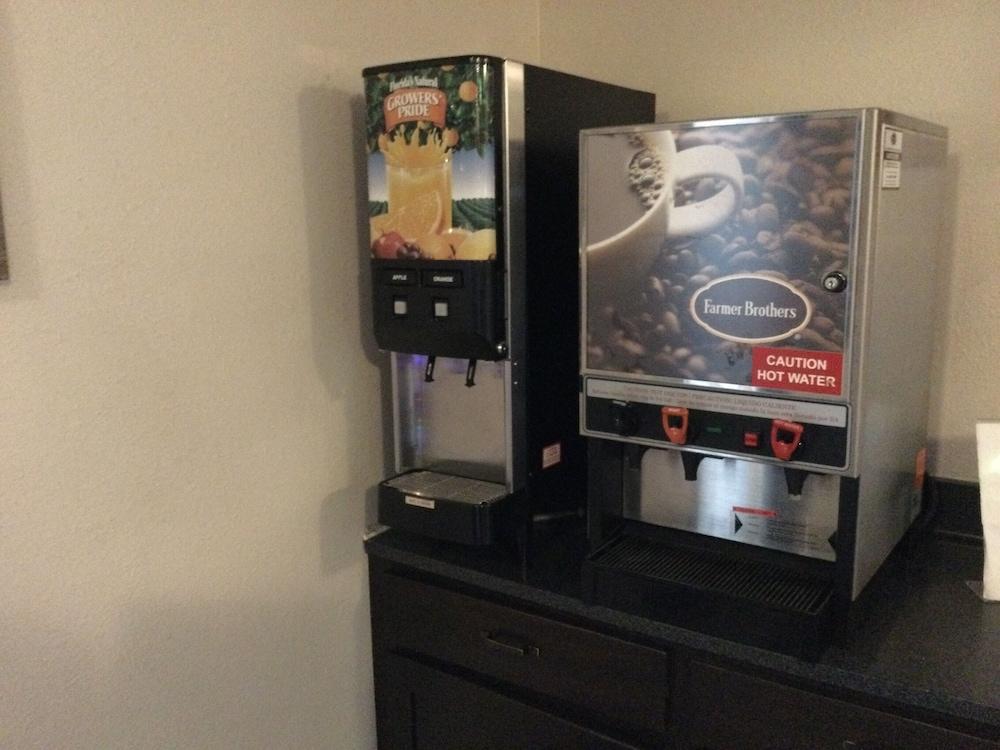 Super 8 By Wyndham Monroe Wi Hotel Luaran gambar