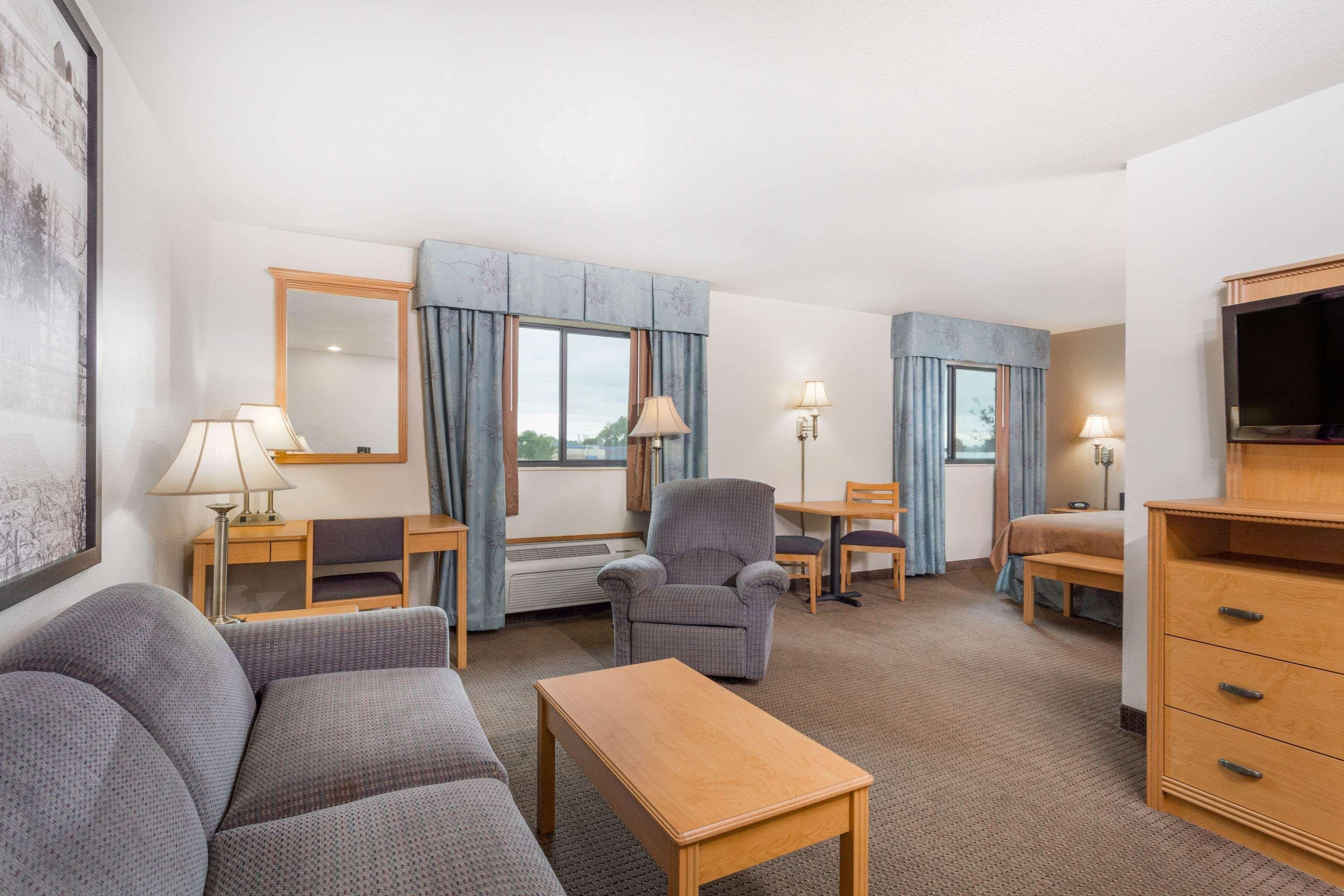 Super 8 By Wyndham Monroe Wi Hotel Luaran gambar