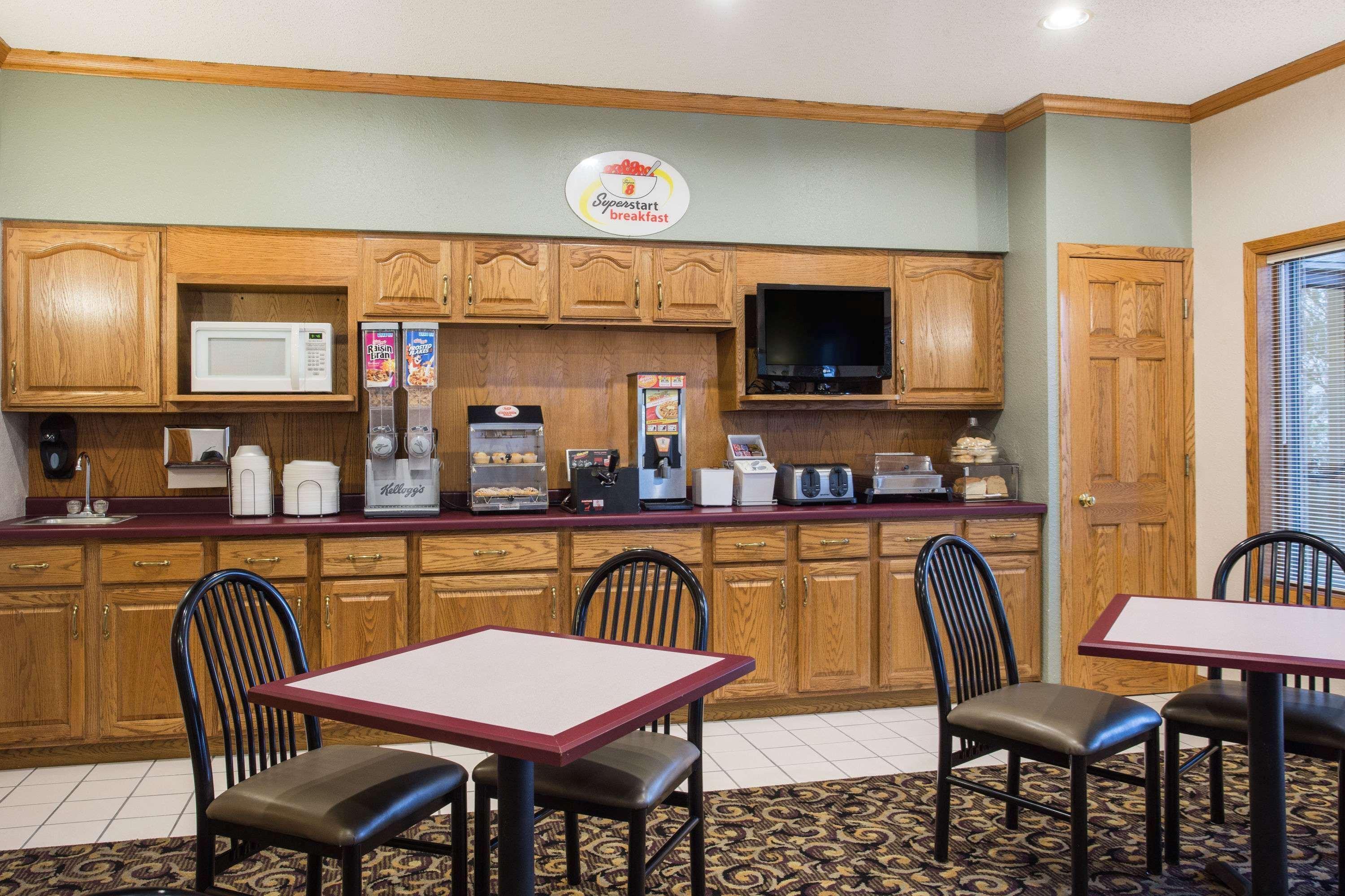 Super 8 By Wyndham Monroe Wi Hotel Luaran gambar