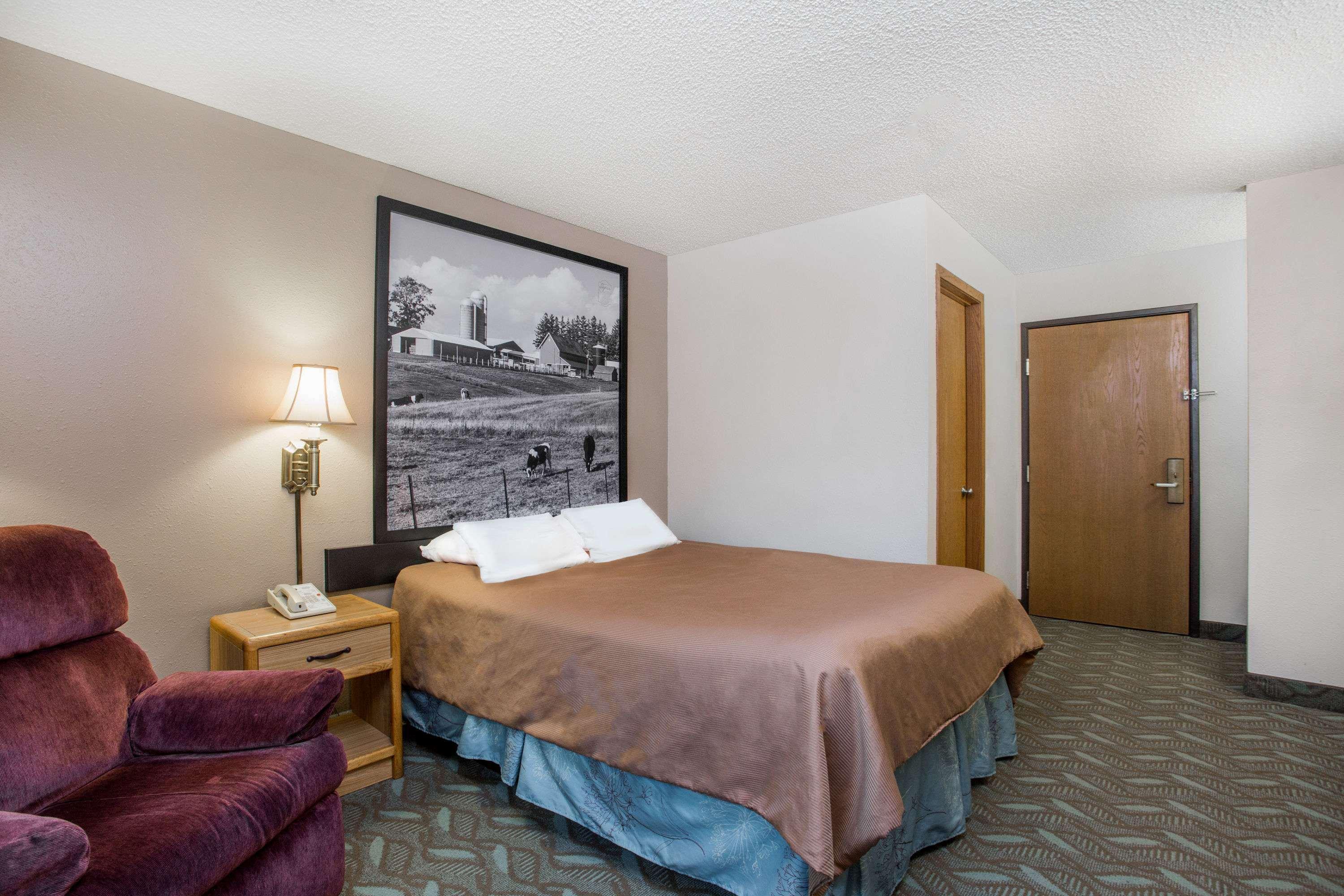 Super 8 By Wyndham Monroe Wi Hotel Luaran gambar