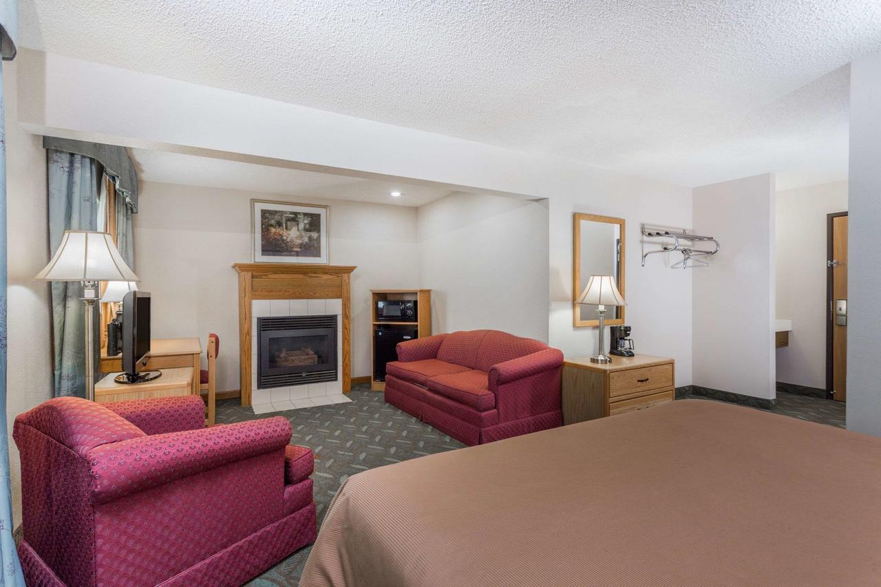 Super 8 By Wyndham Monroe Wi Hotel Luaran gambar