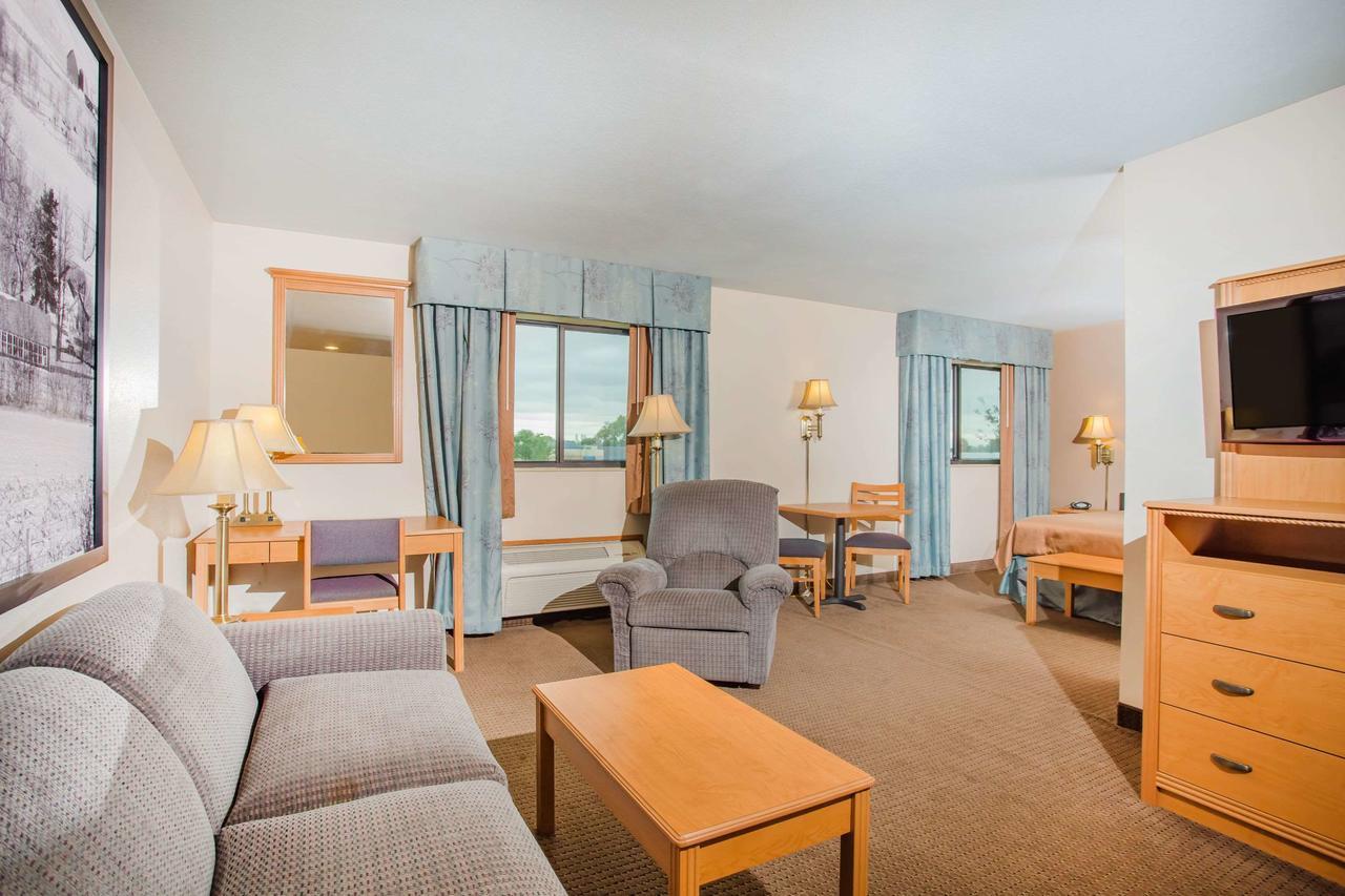 Super 8 By Wyndham Monroe Wi Hotel Luaran gambar